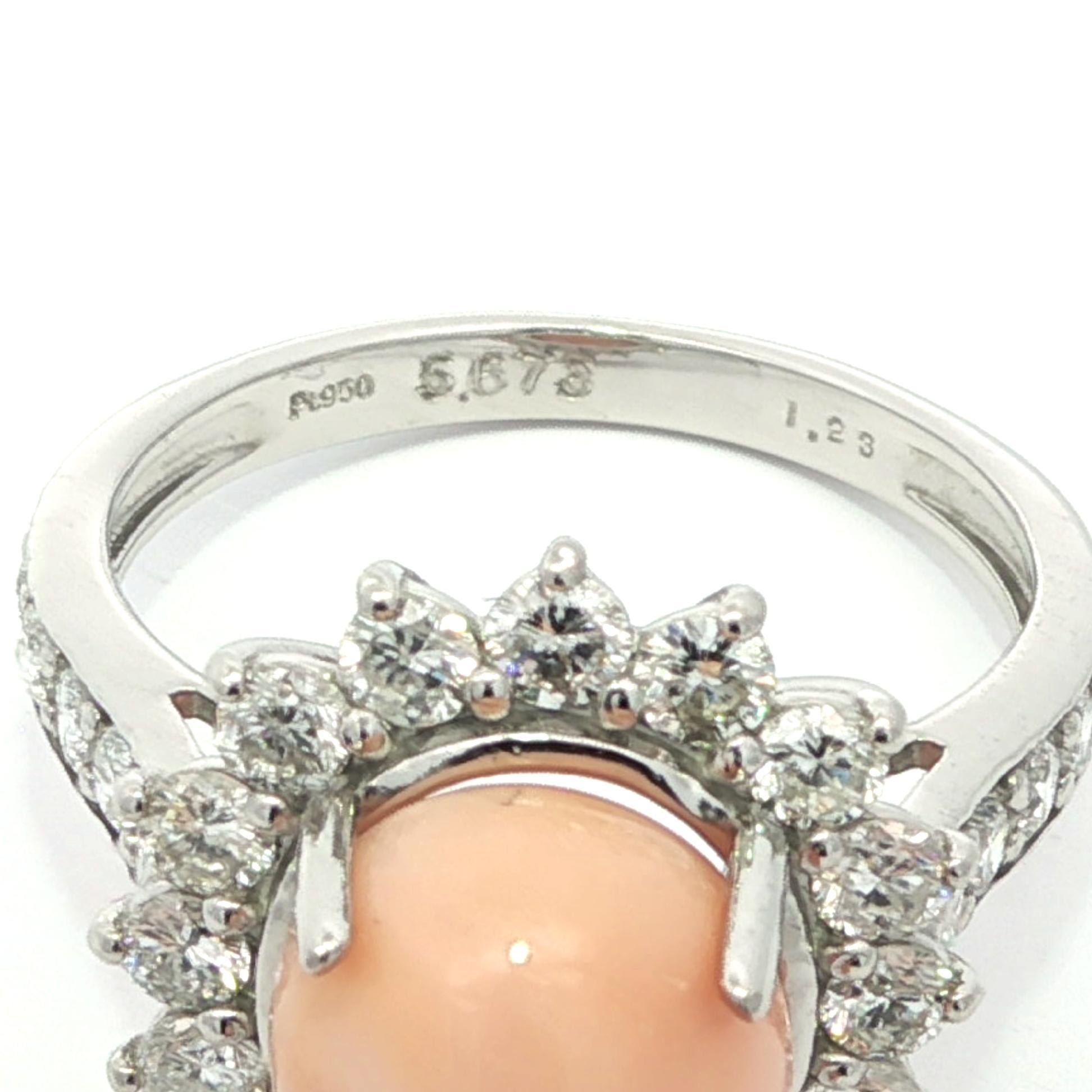Bague en platine avec halo de diamants GIA 6,9ctw et perle de conque naturelle rose-orange en vente 2