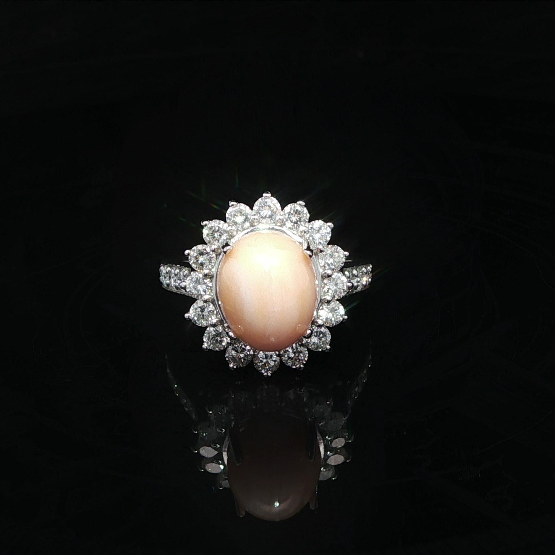 Bague en platine avec halo de diamants GIA 6,9ctw et perle de conque naturelle rose-orange en vente 3