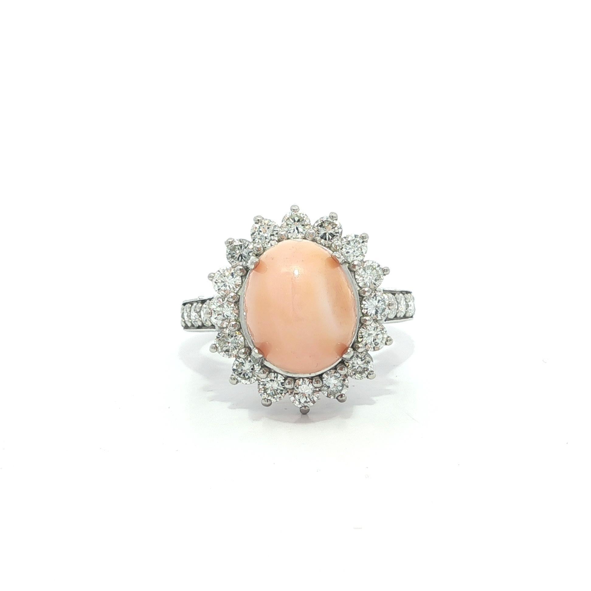 Bague en platine avec halo de diamants GIA 6,9ctw et perle de conque naturelle rose-orange en vente