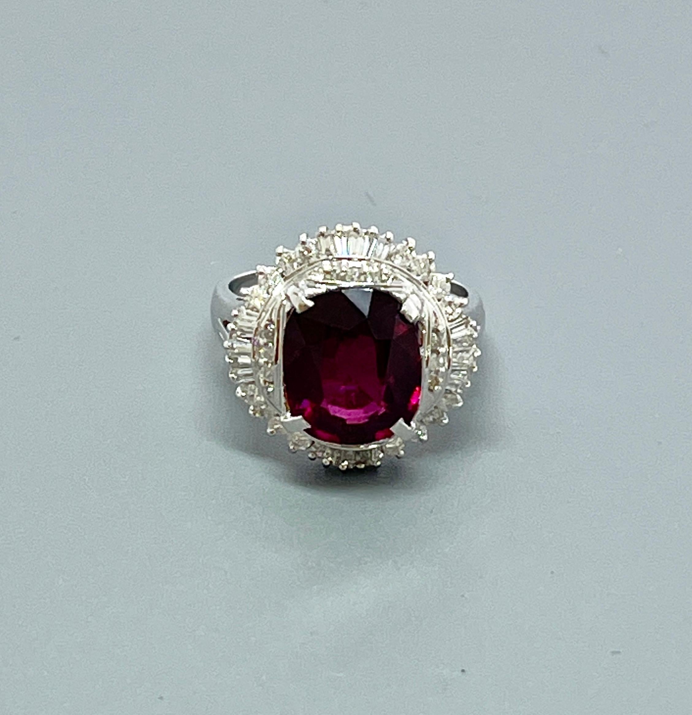 Si tratta di uno splendido anello con diamante, granato e platino.  Brilla davvero!  

Il granato rodolite da 3 carati ha una profonda tonalità rosso porpora.  Il granato è tagliato a cuscino ed è circondato da diamanti bianchi di alta qualità e