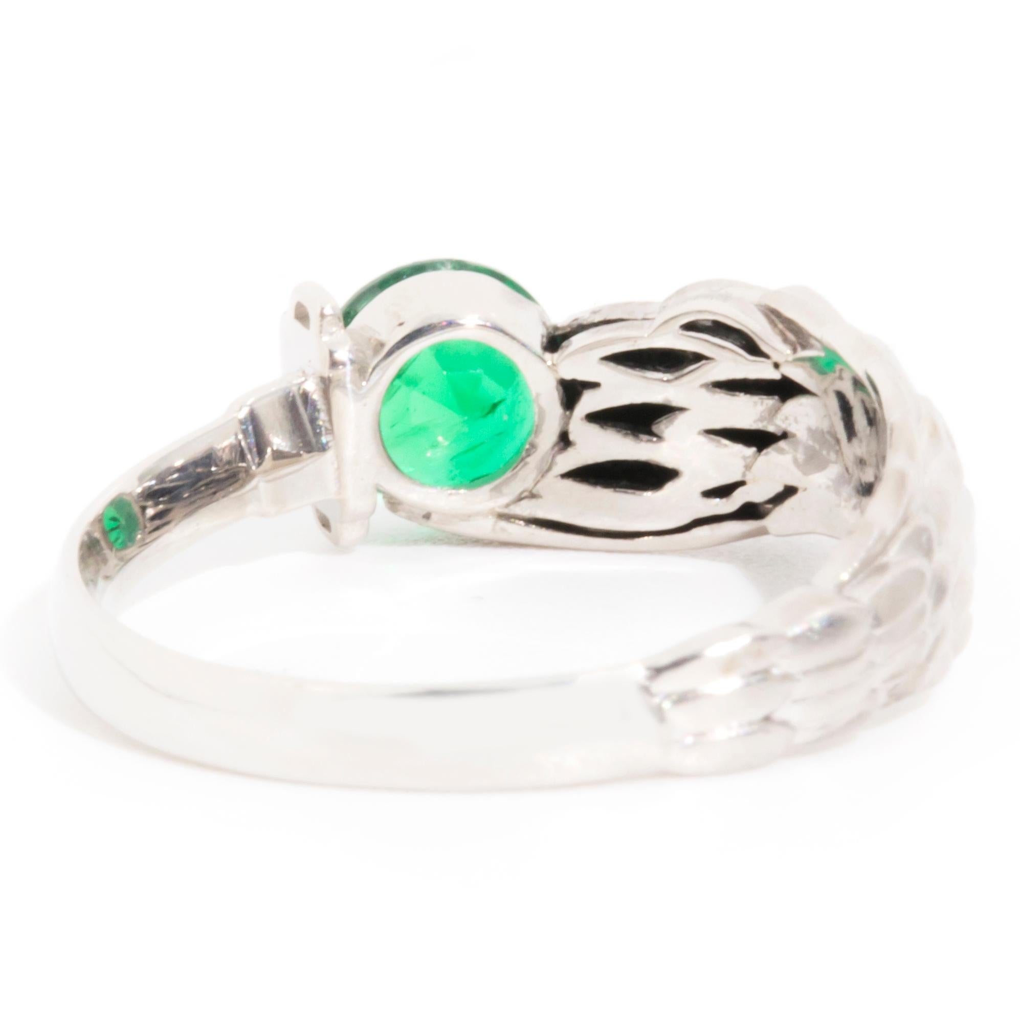 Platin Natürlicher runder 0,42 Karat Grüner Smaragd Mythische Fantasie Vintage Ring im Angebot 1