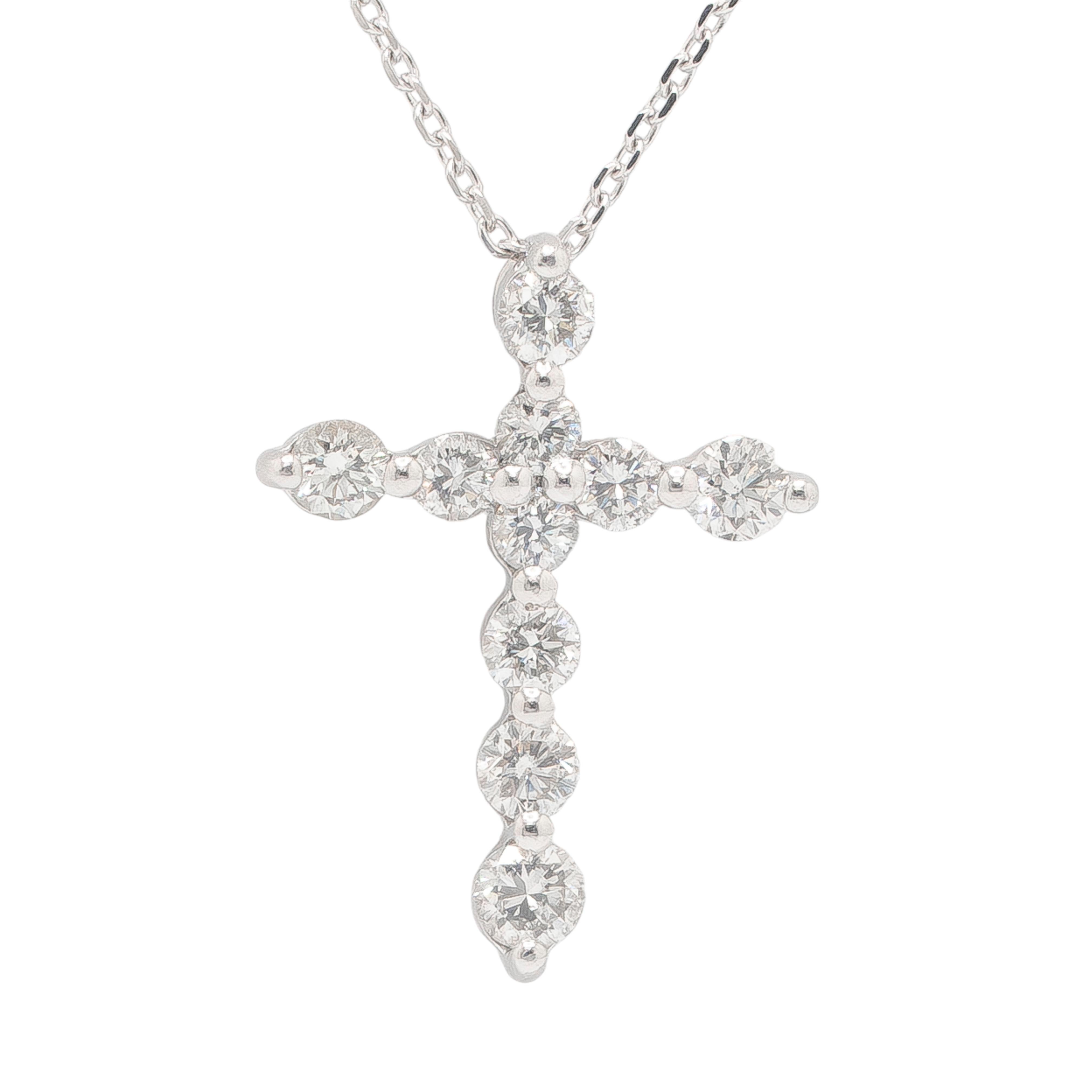 Célébrez la foi et l'élégance avec ce collier à pendentif croix en diamant platine. Ce pendentif croix exquis, réalisé en platine, est serti de diamants ronds naturels de taille brillant d'un poids total d'environ 1,00 carat, créant un point focal