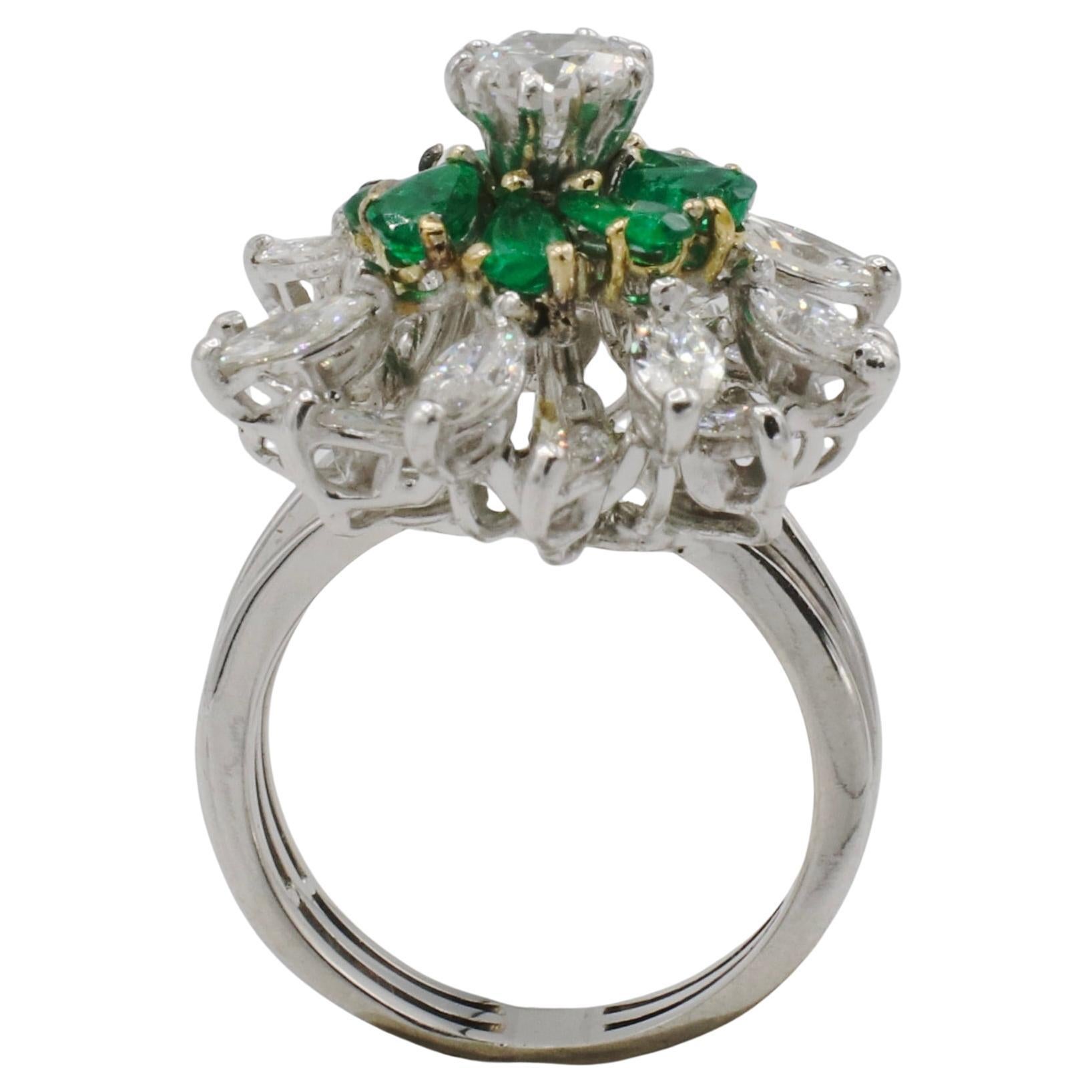 Platin Natürlicher Runder Marquise Halo Diamant & Smaragd Kuppel Cocktail Ring 
Metall: Platin
Gewicht: 10.23 Gramm
Diamanten: Ca. 2,50 CTW G-H VS Marquise und runde Diamanten. Der runde Diamant in der Mitte hat etwa 0,50 Karat. 
Oberseite: