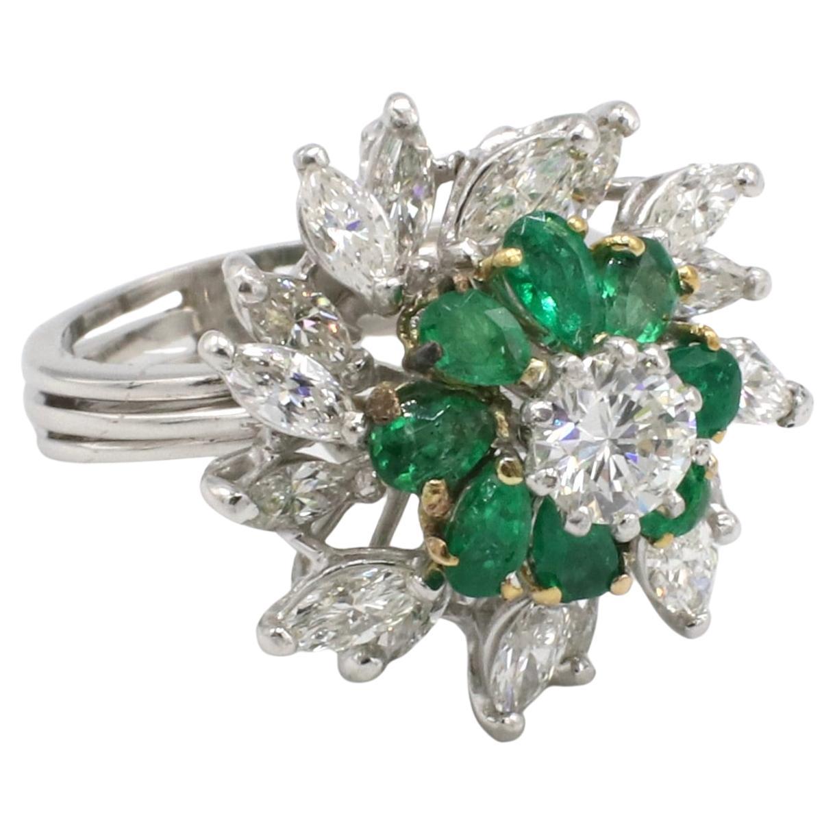 Platin Natürlicher Runder Marquise Halo Diamant & Smaragd Kuppel Cocktail Ring (Retro) im Angebot