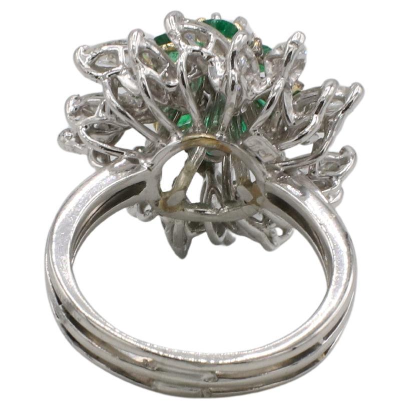 Platin Natürlicher Runder Marquise Halo Diamant & Smaragd Kuppel Cocktail Ring (Rundschliff) im Angebot