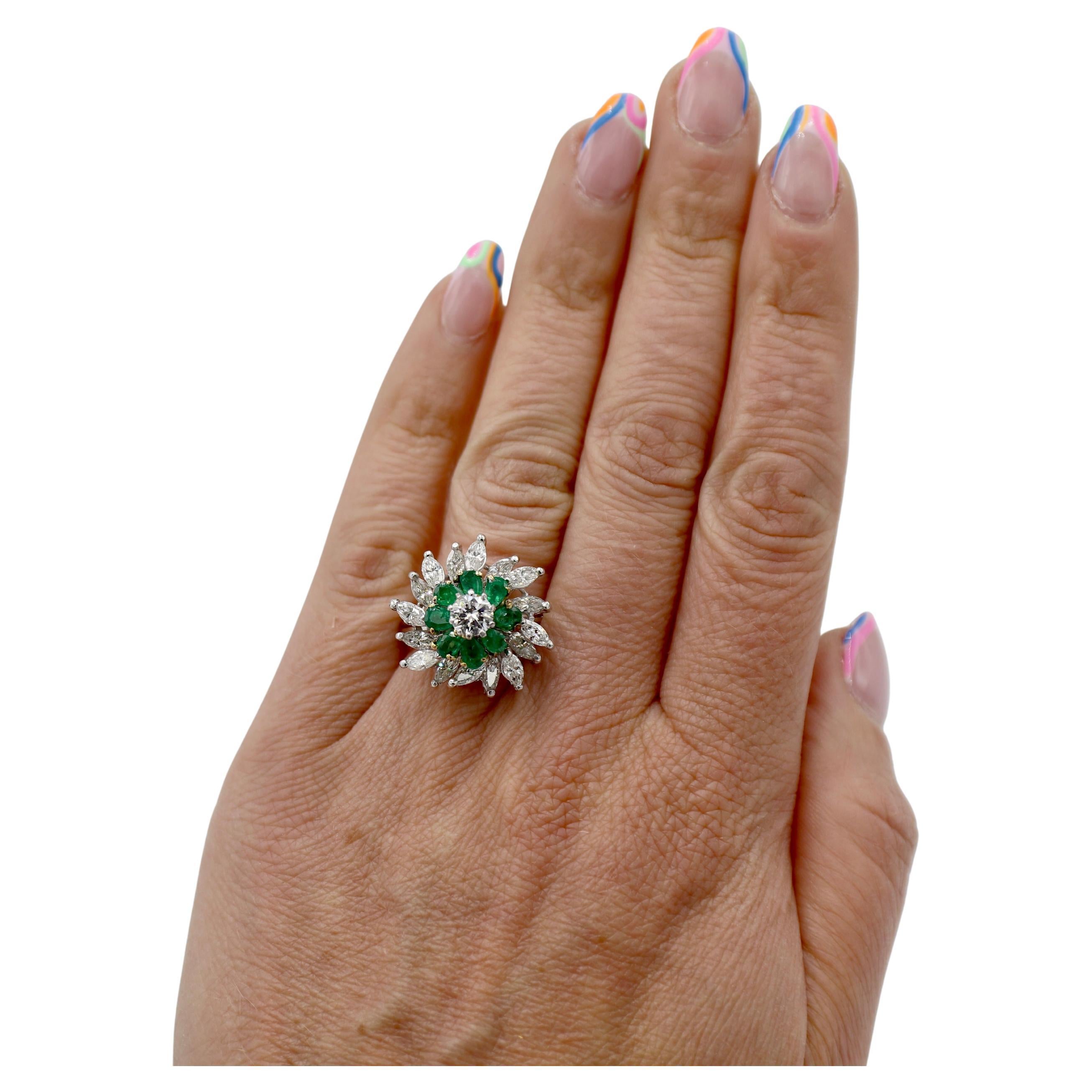 Platin Natürlicher Runder Marquise Halo Diamant & Smaragd Kuppel Cocktail Ring Damen im Angebot
