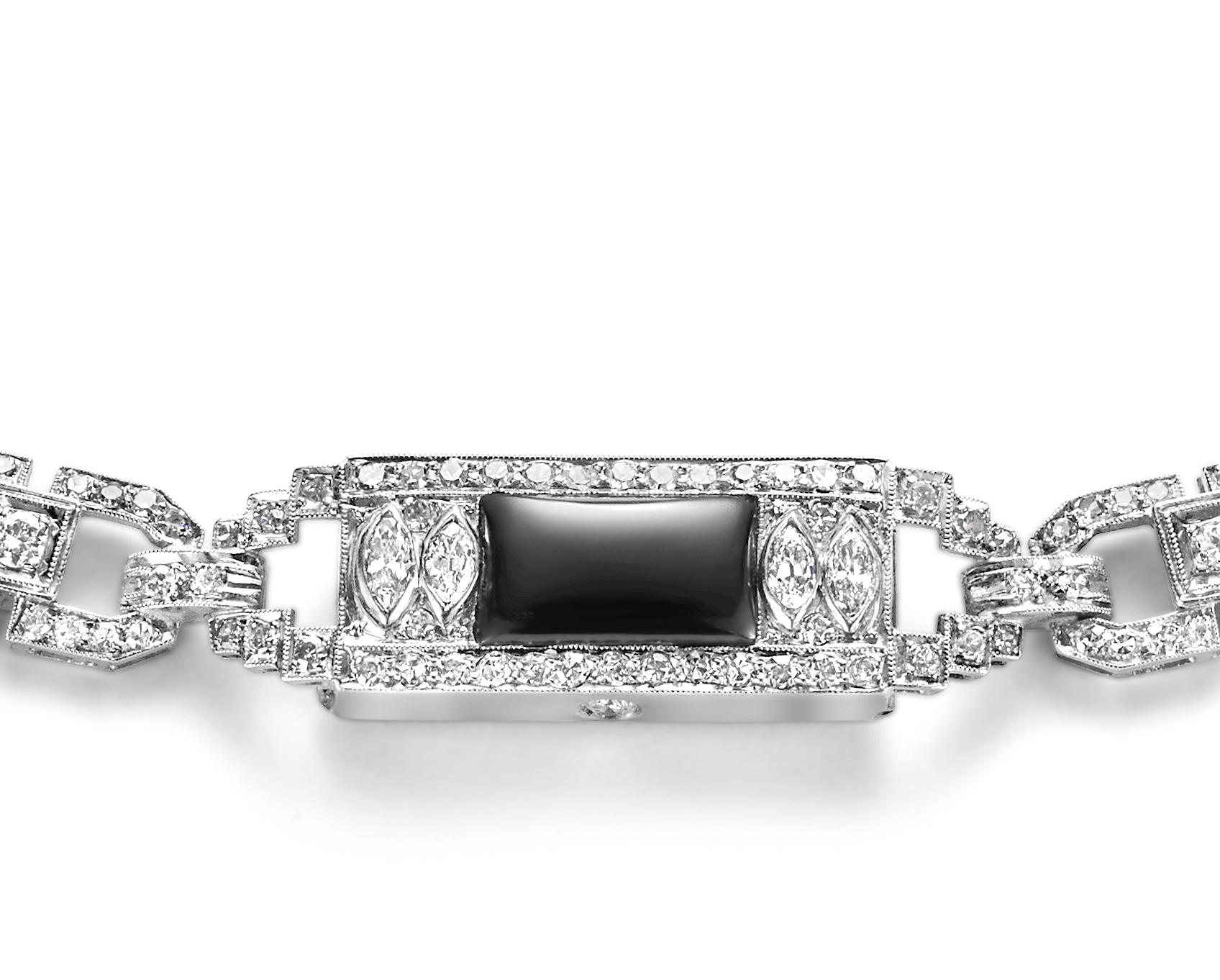 Collier en platine sur chaîne en or 18 carats avec diamants et onyx

Une œuvre d'art étonnante.