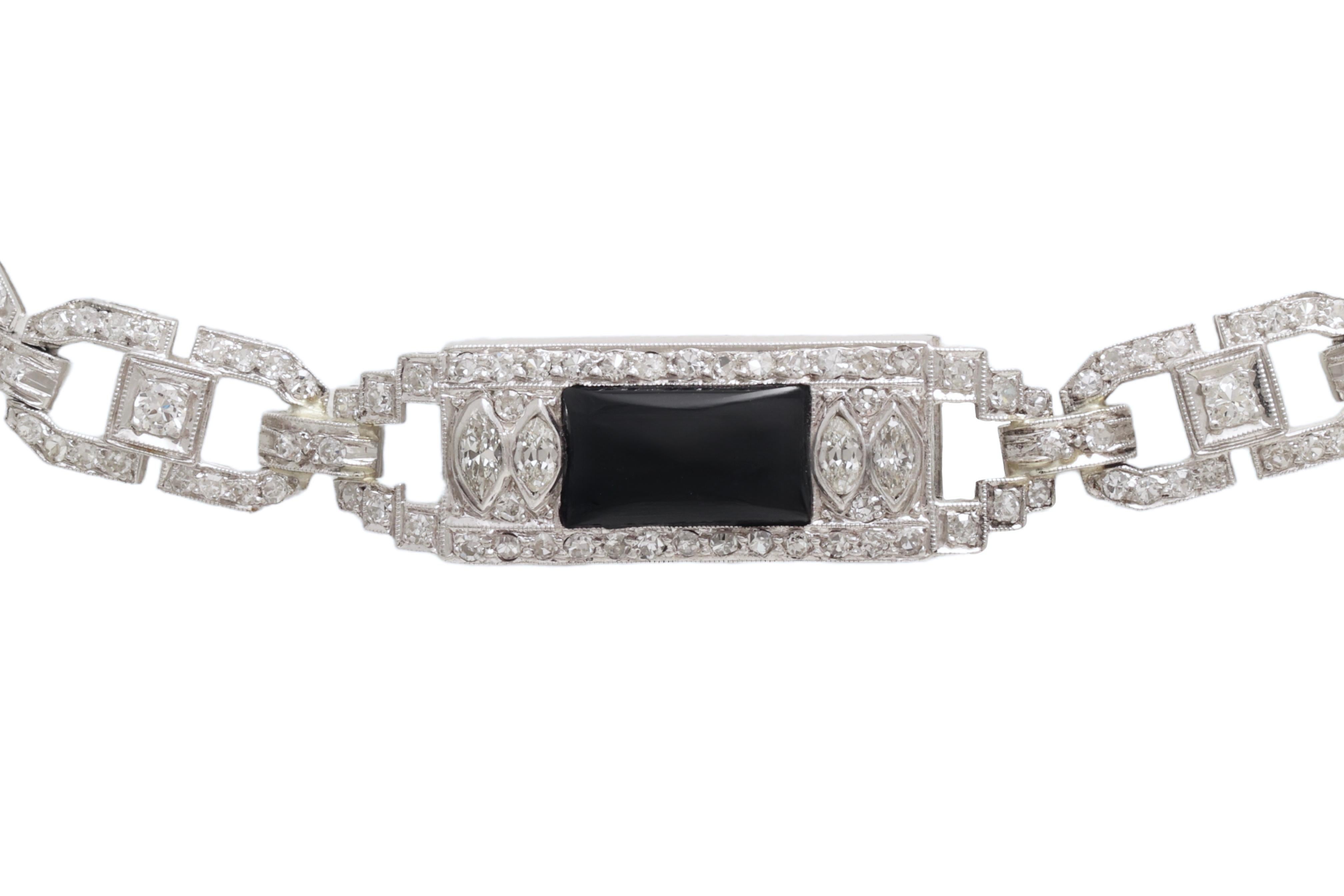 Collier en platine sur chaîne en or 18 carats avec diamants et onyx en vente 2