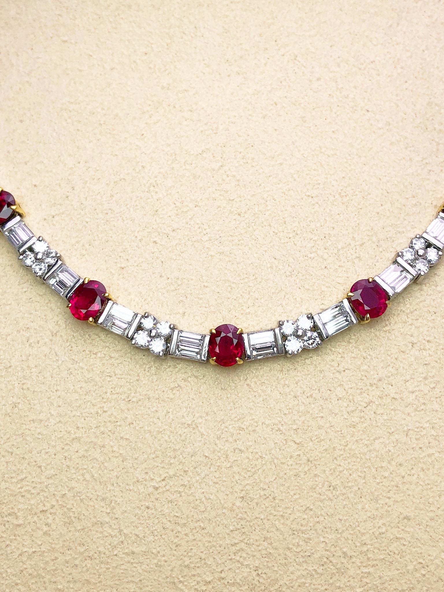 Platin-Halskette, abwechselnd mit 20 ovalen Rubinen in 18 kt. Gelbgold gefasst. Zwischen den Rubinen befinden sich 4 Diamanten im Baguetteschliff und 4 runde Brillanten, die ein schönes Muster um den Hals bilden. Die Halskette ist 16,5