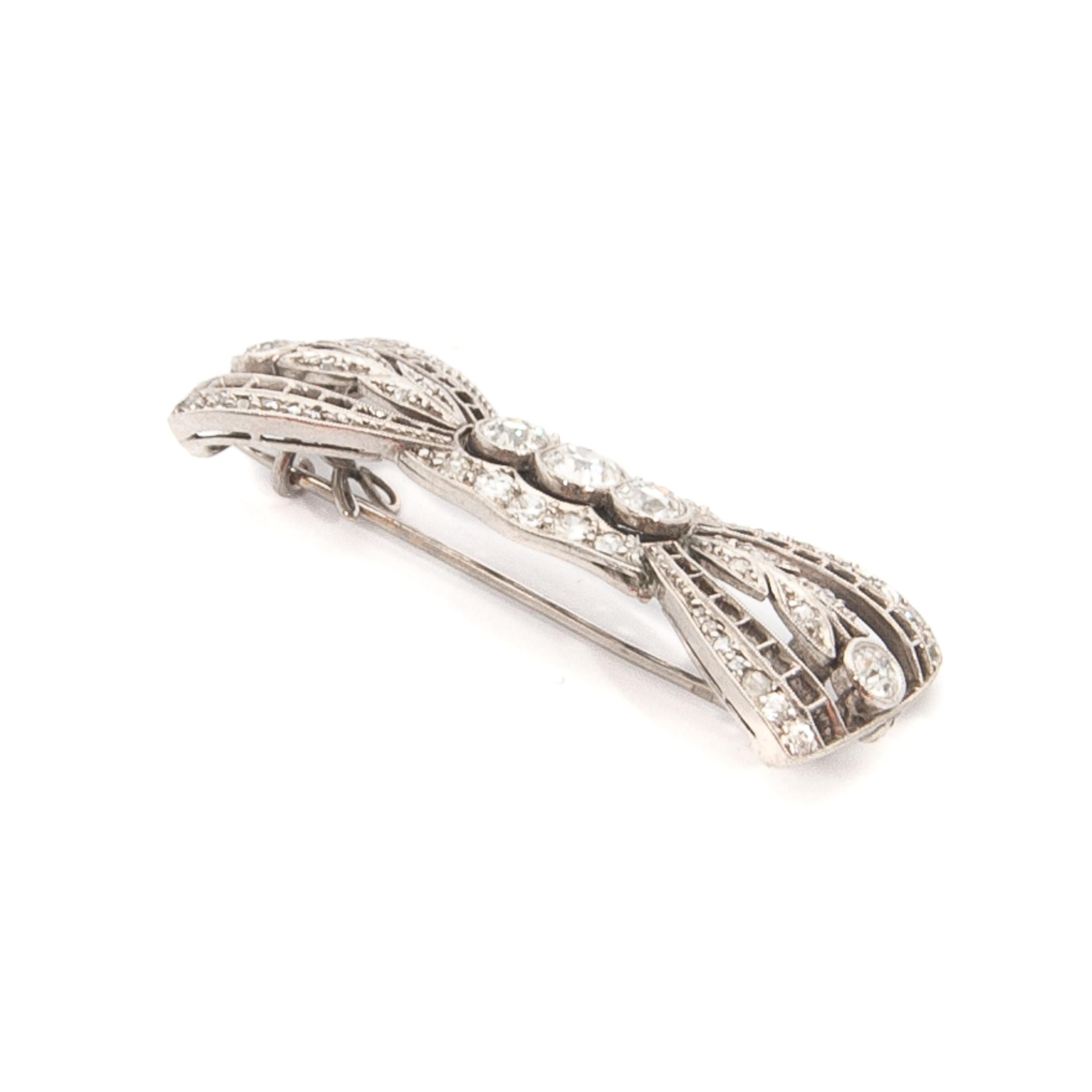Art Deco 1930's Diamond Platinum Bow Brooch In Good Condition For Sale In Rotterdam, NL