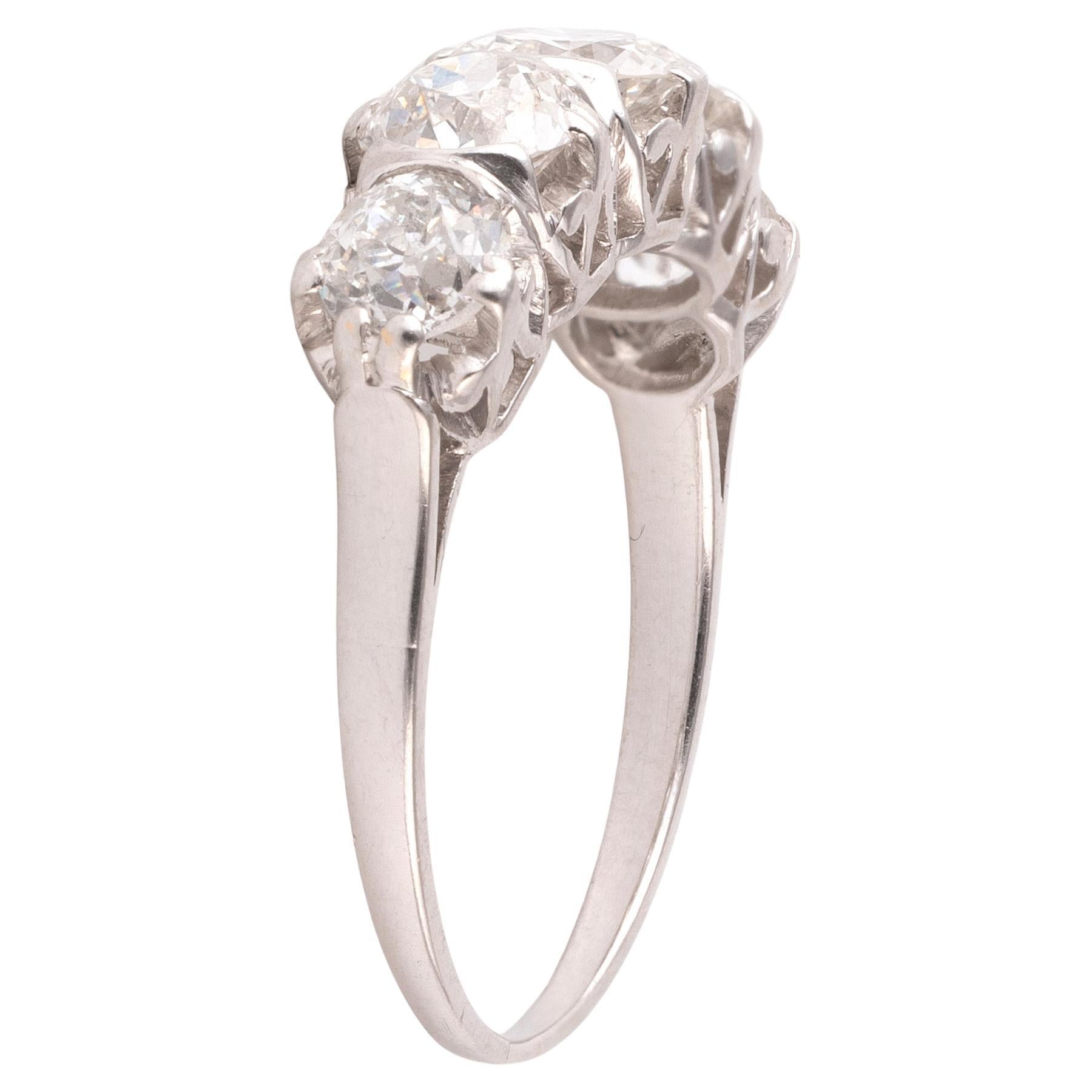 Taille vieille Europe Bague en platine à cinq pierres et diamants de taille ancienne Début 1900 en vente