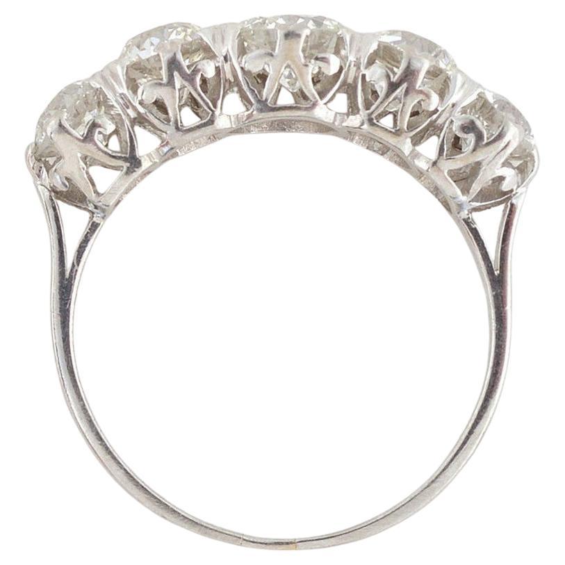 Taille vieille Europe Bague en platine à cinq pierres et diamants de taille ancienne Début 1900 en vente