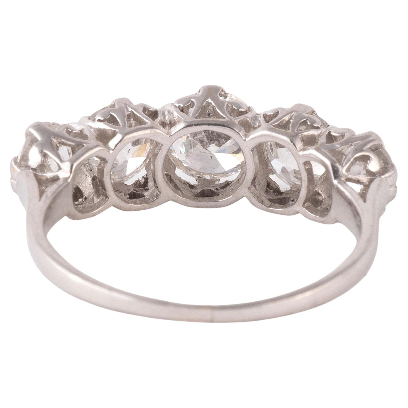 Conçue comme une rangée graduée centrée par un diamant central de taille européenne ancienne d'un poids estimé à 0,50 carats, poids estimé des diamants restants de 1,10 carats, montée en platine. 
Poids 4.gr. 
Bague taille 7 3/4