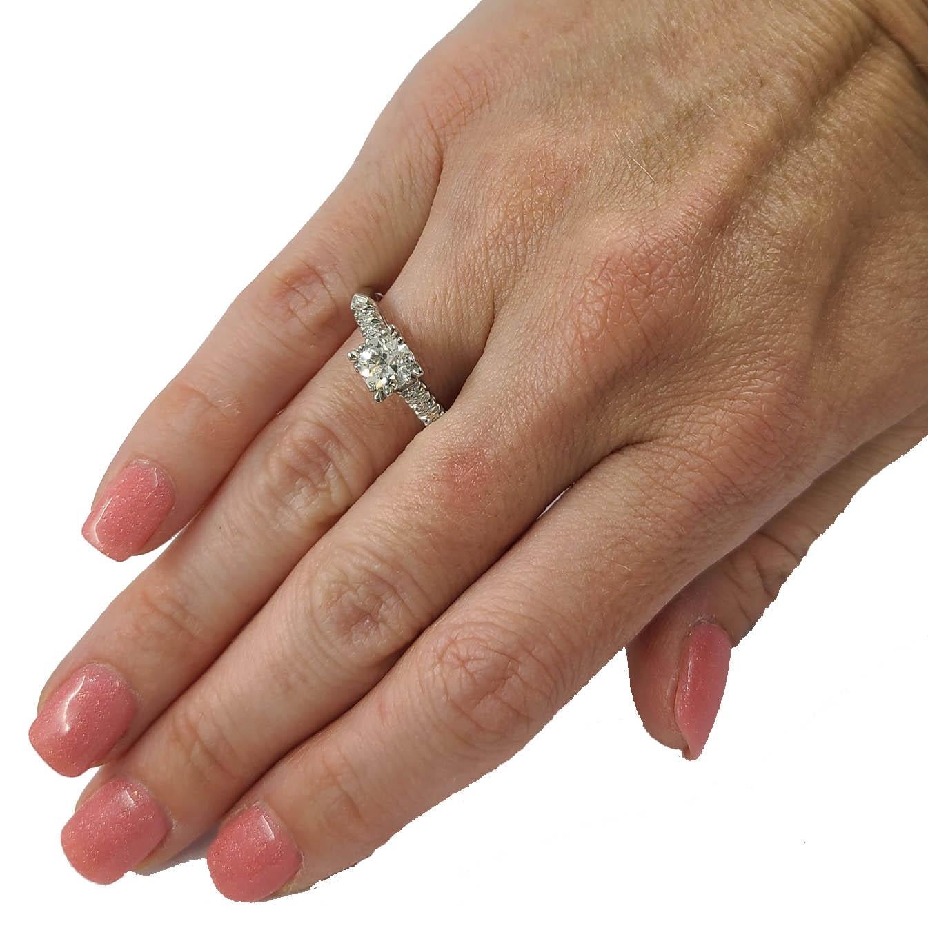 Platin-Ring mit einem 0,90 Karat Old European Cut Diamond von SI1 Clarity & J Color Set mit 6 Single Cut Accent Diamonds Totaling eine zusätzliche 0,10 Karat. Das fertige Gewicht beträgt 5,0 Gramm. Fingergröße 8; Der Kauf beinhaltet eine kostenlose