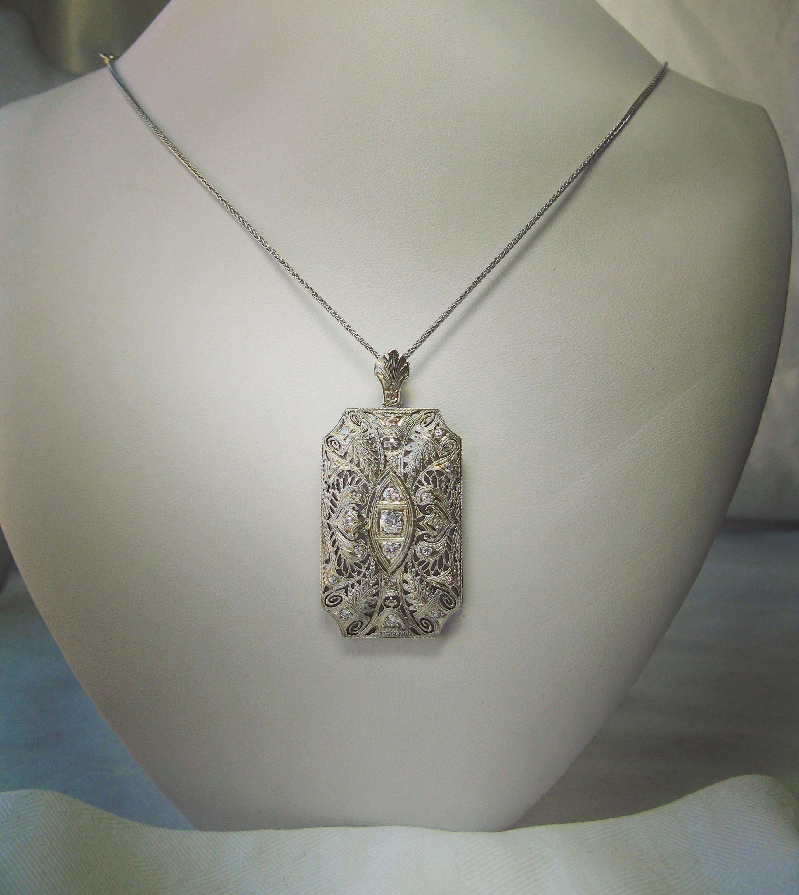 This is a stunning museum quality Victorian - Edwardian Platinum Diamond Lavaliere Pendant with 21 sparkling white Old Mine Cut Diamonds of great beauty in a gorgeous platinum openwork filigree leaf motif pendant necklace.  This original