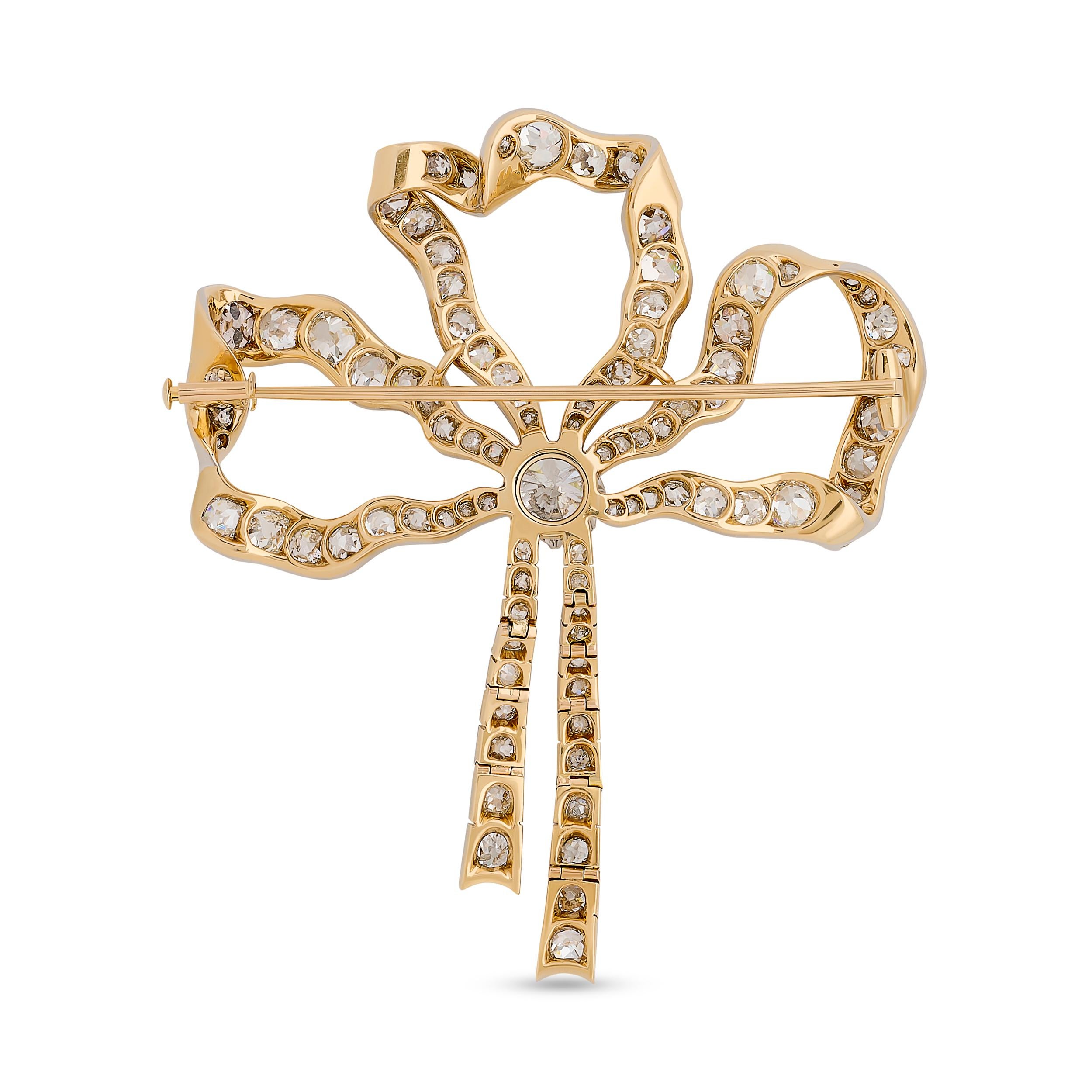 Diese atemberaubende Anstecknadel mit antiker Diamantschleife ist aus platinüberzogenem 14-karätigem Gelbgold gefertigt und weist ein zartes, fließendes Banddesign auf, das vollständig mit Diamanten besetzt ist.

Center alten europäischen Schnitt