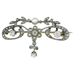 Épingle en platine sur or, perles anciennes et diamants