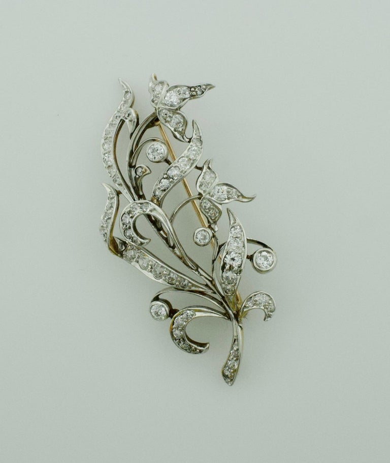 Platinum on Yellow Gold circa 1910 Edwardian Brooch 2.25 Carat In Excellent Condition For Sale In Wailea, HI