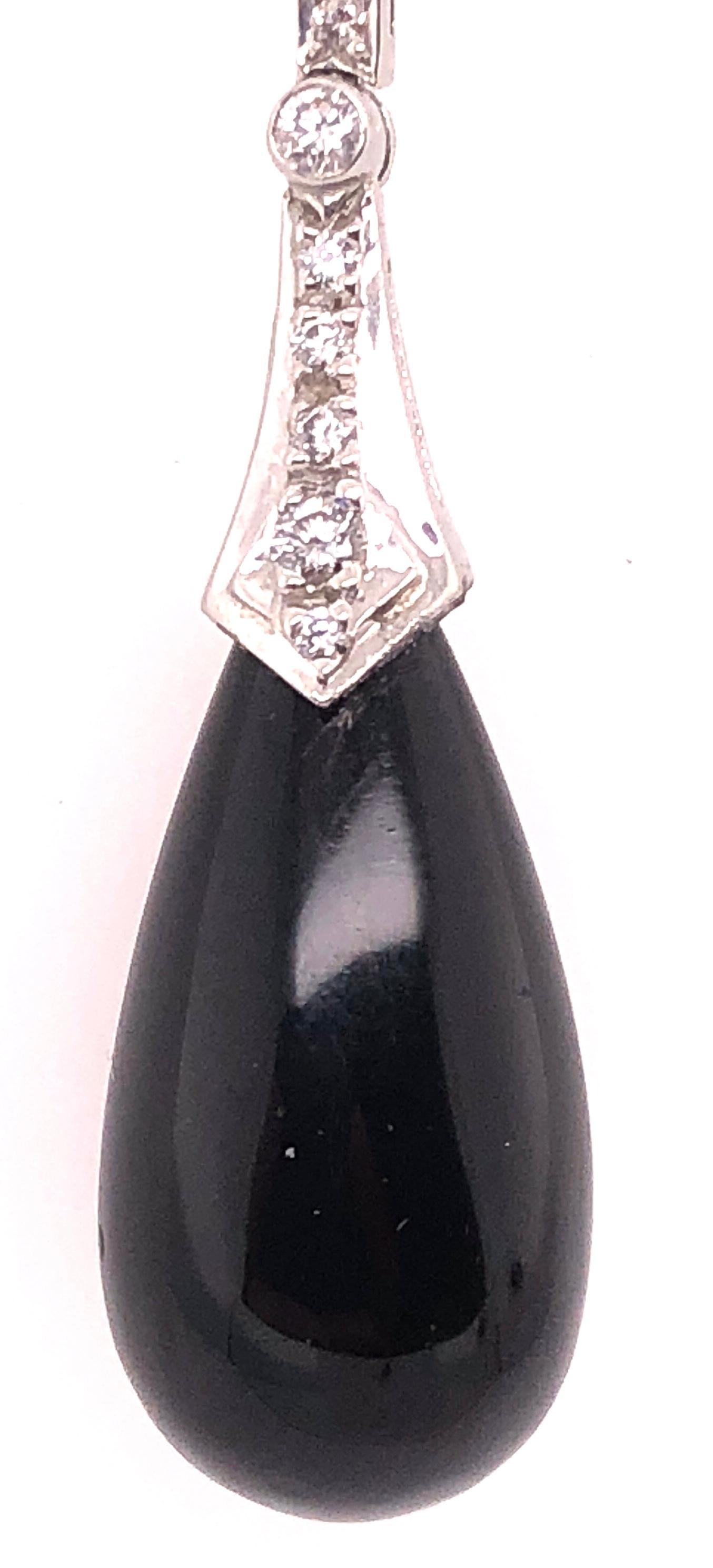 Onyx-Halskette aus Platin mit abgestuften runden Diamanten.
Gestempelt PT 950
7,3 Gramm Gesamtgewicht.
16 mm Onyxgröße.
26 Stück graduierte Diamanten.

Passende Ohrringe sind separat erhältlich, siehe Abbildung unten.
 
