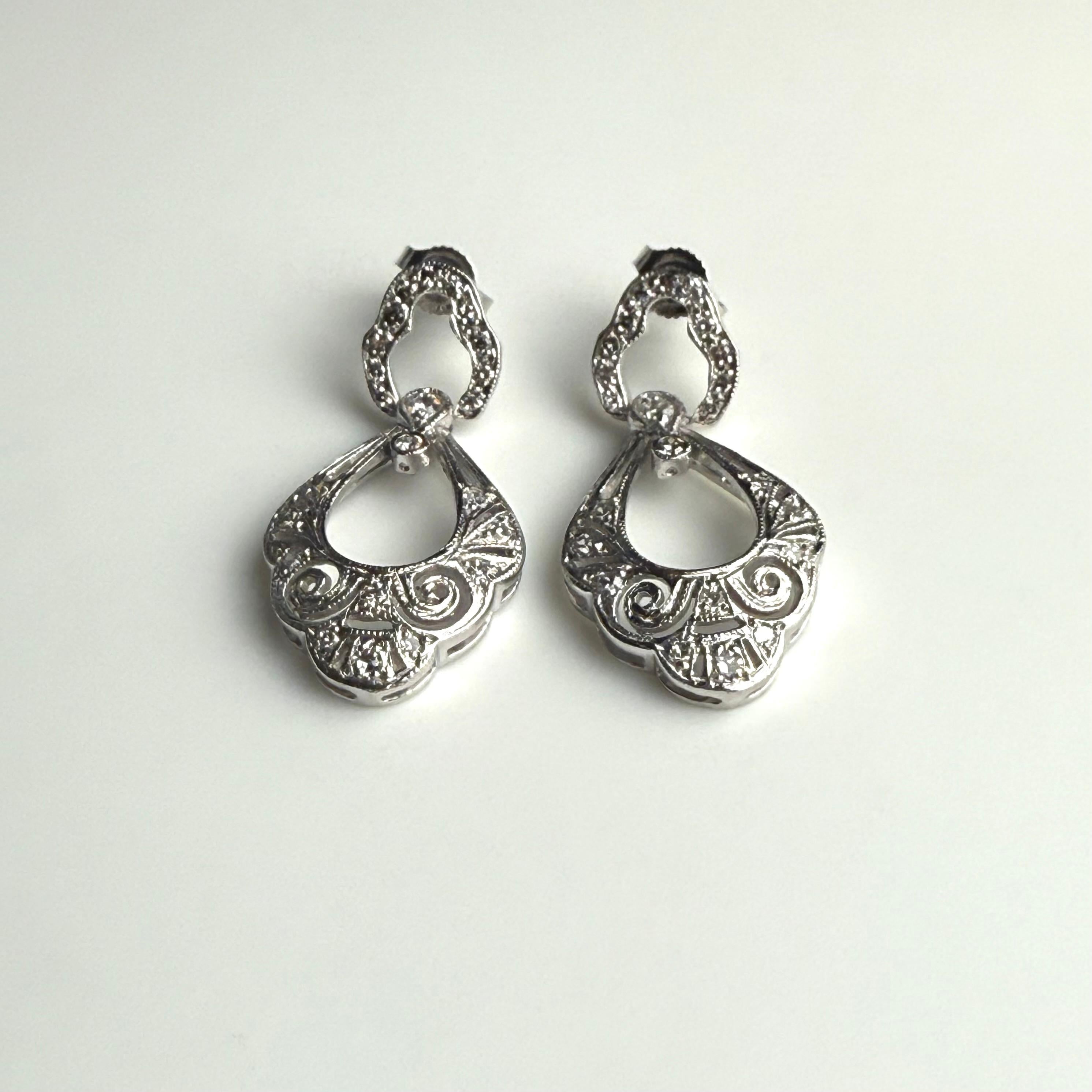 Platin durchbrochene filigrane Diamant 0,50 Karat Tropfen Ohrringe 1,20 Zoll lang im Angebot 2