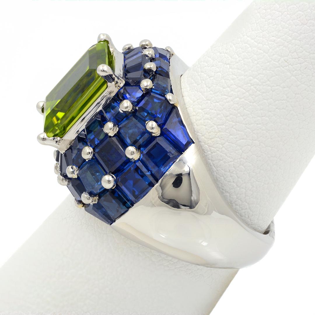 Platinum Oscar Heyman Peridot and Sapphire Domed Ring In Excellent Condition In Dallas, TX