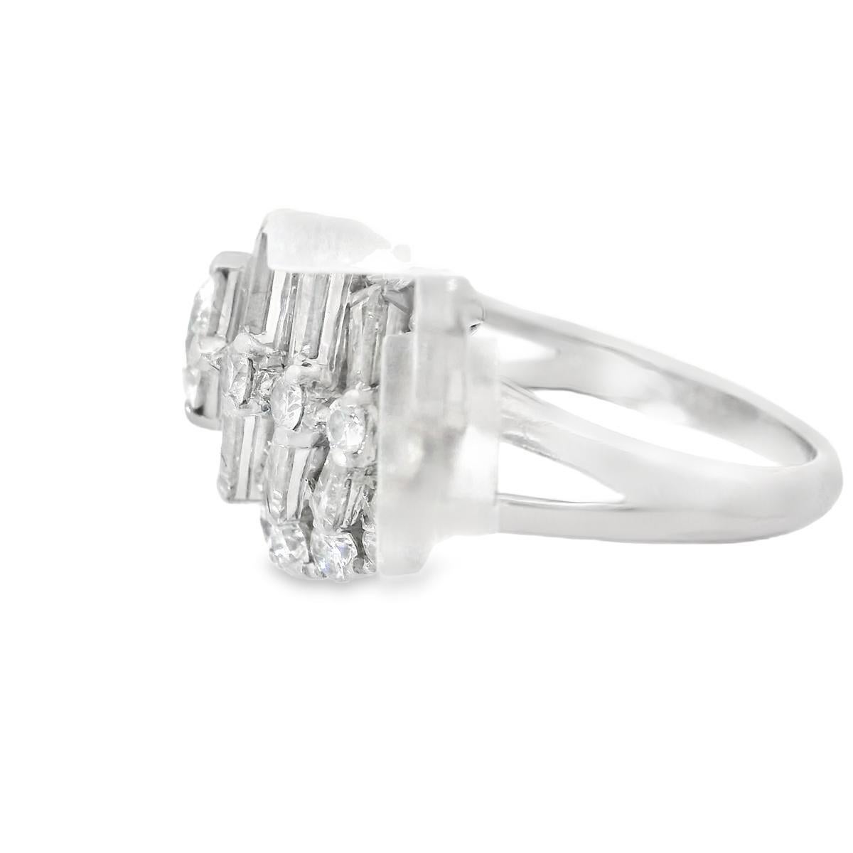Dieser auffällige Ring zeigt einen runden weißen Diamanten mit einem Gewicht von 0,75 Karat in der Mitte, mit einer Reinheit von VS1 und einem Farbwert von F. Der Hauptstein ist von einer Reihe weißer Diamanten im Mischschliff von insgesamt 3,5