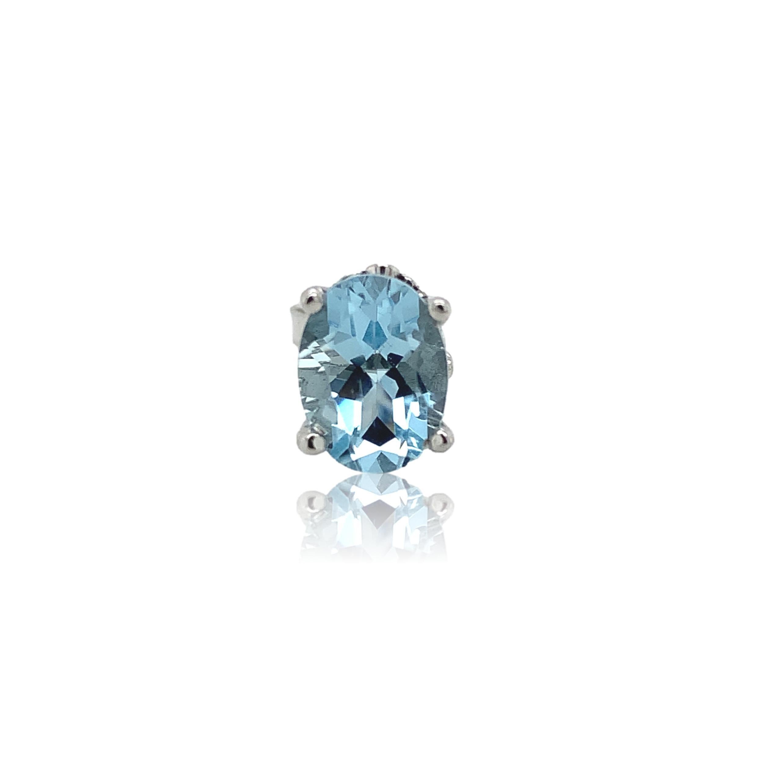 Un paio di orecchini in platino con gemme di acquamarina azzurra dal taglio ovale. Le acquemarine misurano circa 8 mm x 6 mm. La coppia pesa complessivamente 2,38 carati. Gli orecchini misurano poco meno di 3/8