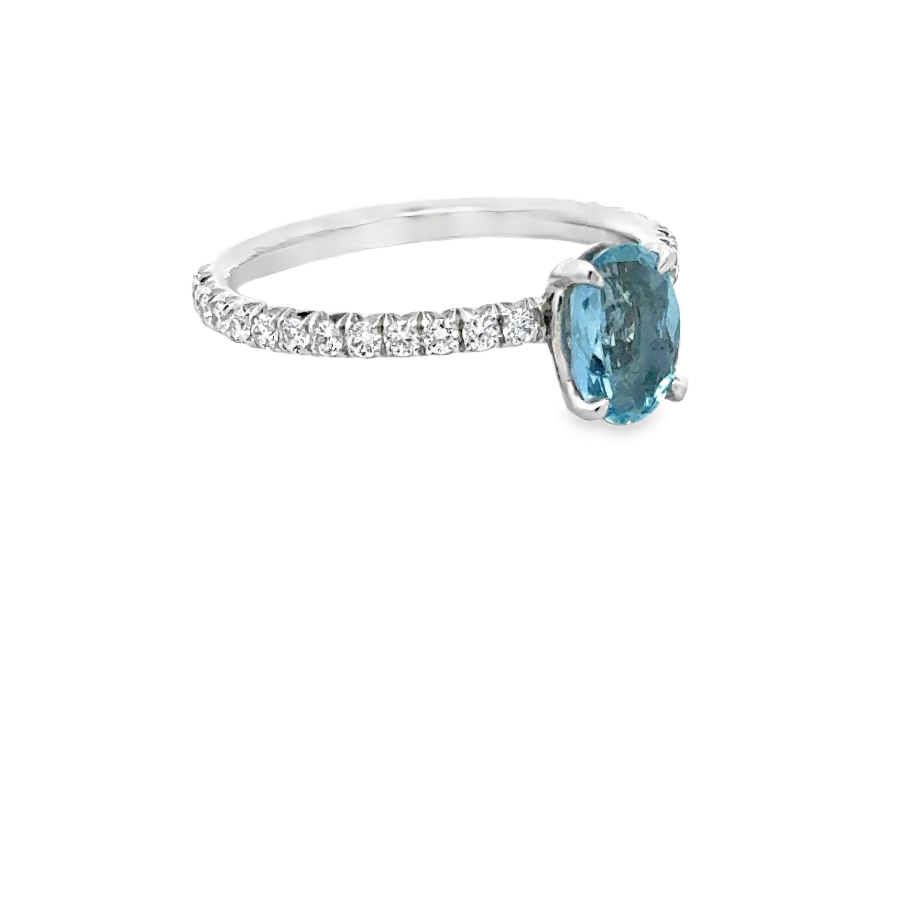 Platinum, Oval Aquamarine and Diamond Cocktail Ring In Good Condition For Sale In Derby, NY