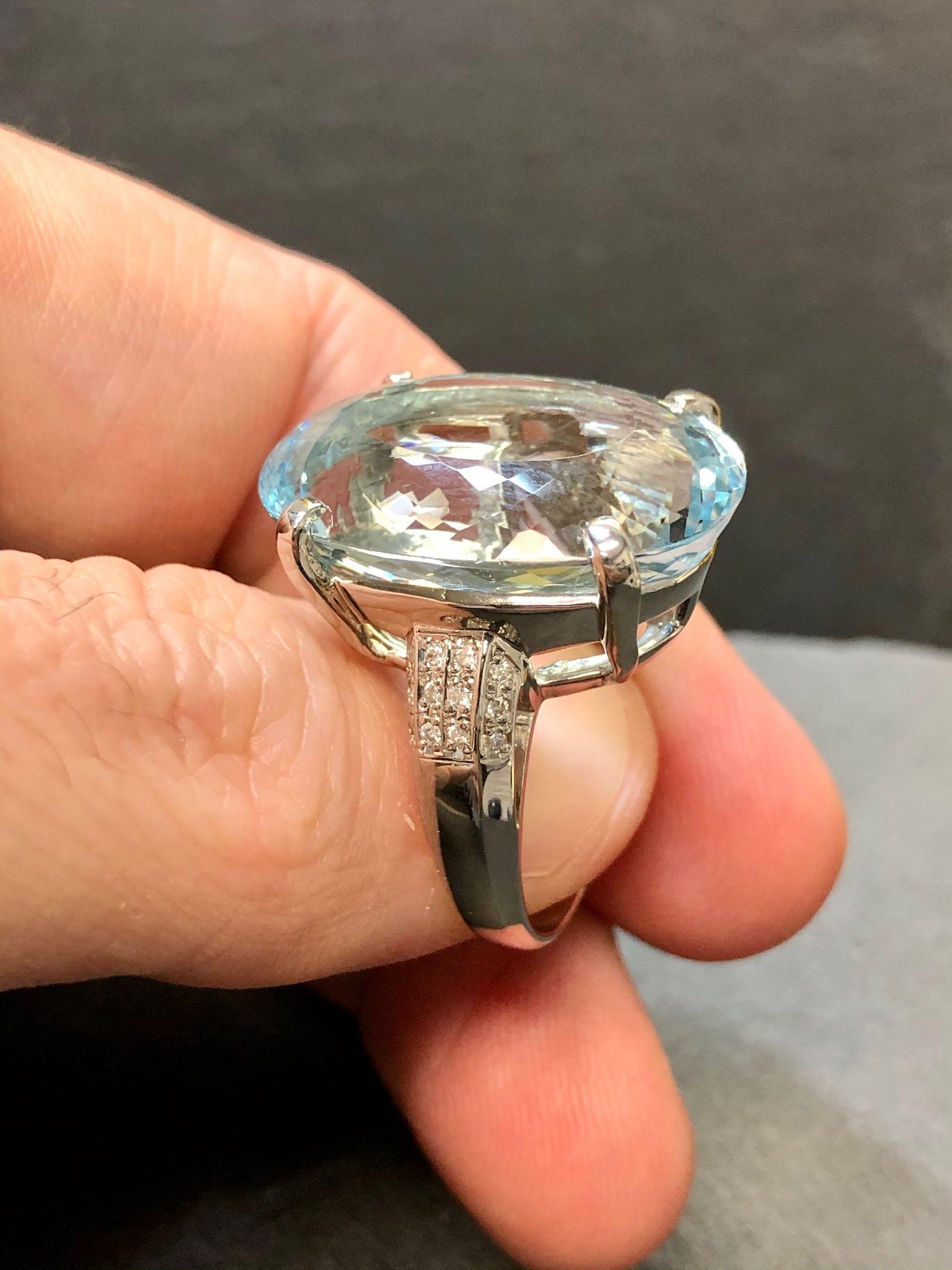 Bague en platine avec aigue-marine ovale et diamants Excellent état - En vente à Winter Springs, FL