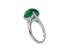 Dreistein-Ring aus Platin mit ovalem Smaragd-Cabochon und konischen Baguette-Diamanten
