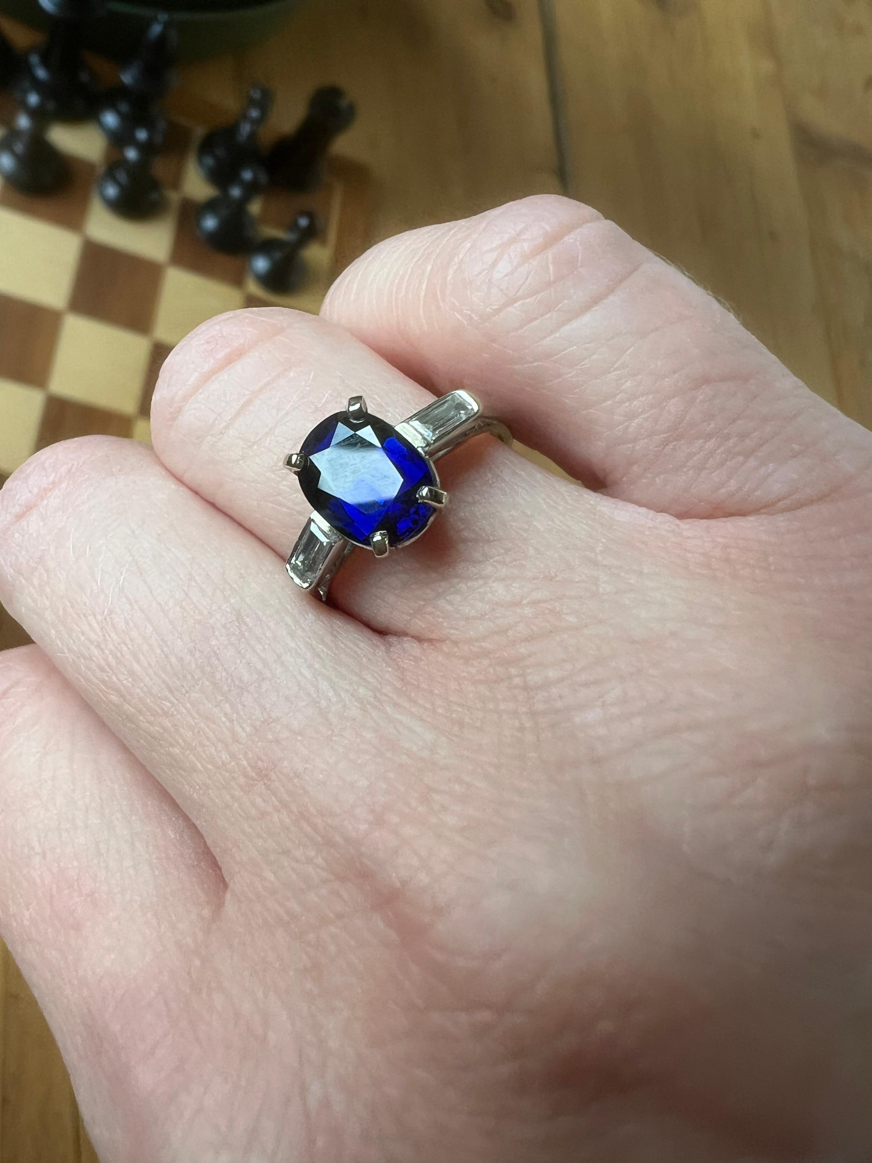 Bague en platine, diamants et saphir de Birmanie (non chauffée)  

Taille du doigt : UK L (EU 51.75 , US 5.5 )
Poids : 3,50 grammes

Diamants -
Coupe : Baguettes 
Quantité : 2 
Poids total en carats : 0,22 carats au total
Clarté : VS1
Couleur : G -