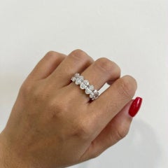 Anillo de eternidad de platino con diamantes talla oval 7 quilates