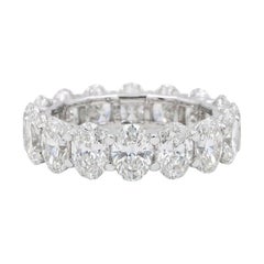 Anillo de eternidad de platino con diamantes talla oval 7 quilates