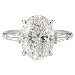 Platin Ovalschliff Diamantring 4ct mit konisch zulaufenden Baguette-Beistellsteinen aus Platin