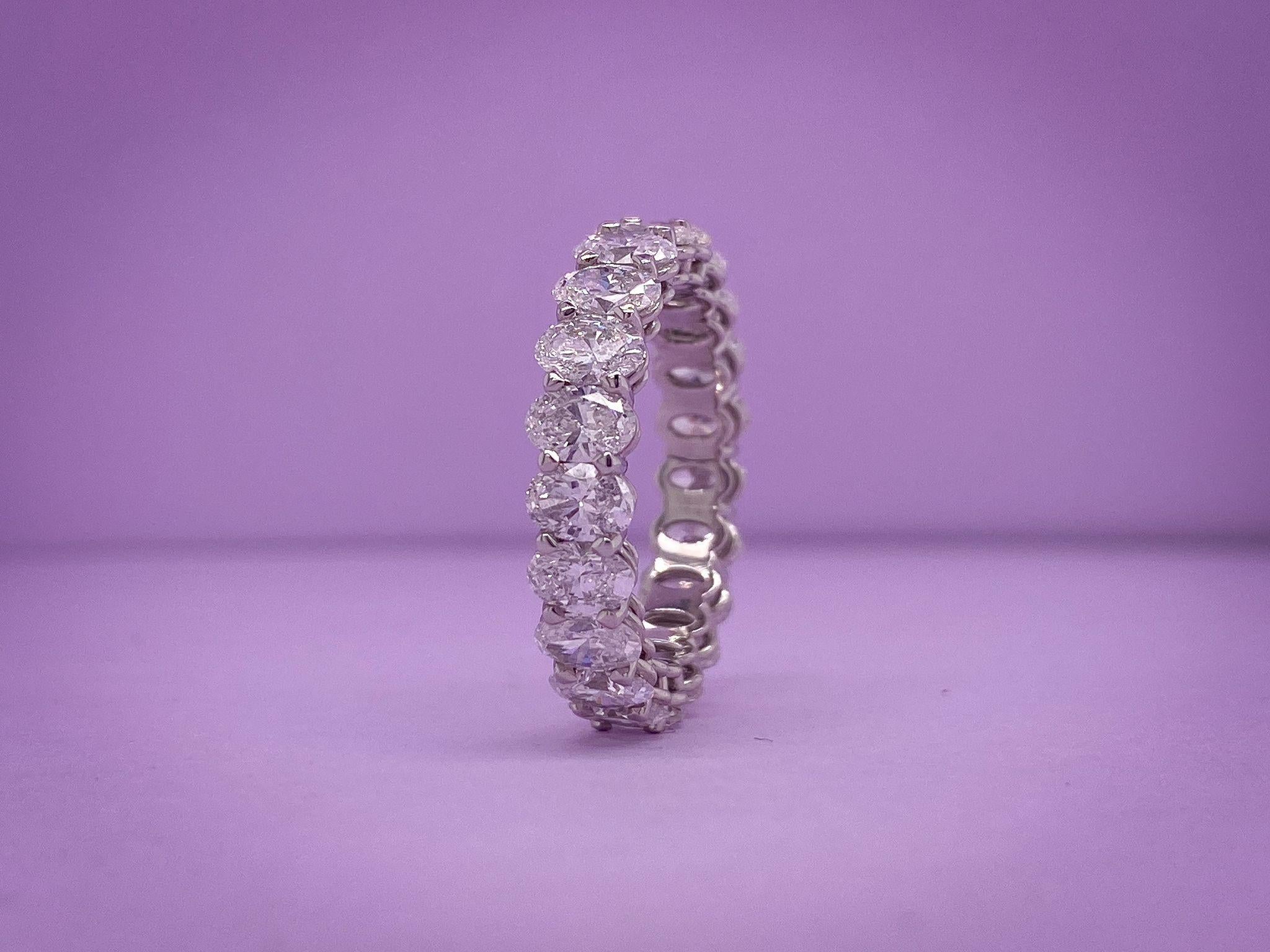 Dieses ovale Diamant-Eternity-Band hat 21 ovale Diamanten mit einem Gesamtkaratgewicht von 3,86. Die Steine haben die Farbe F und die Reinheit VS-SI. Dieser Ring mit geteilten Zacken ist in Platin gefasst und hat eine komfortable Passform.