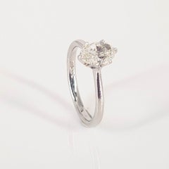 Bague en platine avec diamant ovale