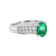 Anillo de Platino con Esmeralda Verde Ovalada y Diamante 'Centro- 0,93 Quilates