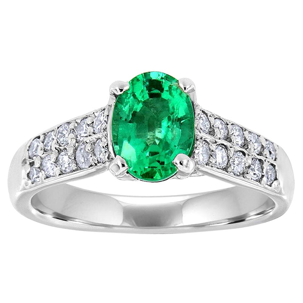 Bague en platine avec émeraude verte ovale et diamants au centre de 0,93 carat