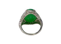 Anillo de filigrana con cabujón de jadeíta verde ovalado en platino y diamantes