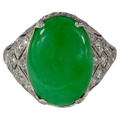 Anillo de filigrana con cabujón de jadeíta verde ovalado en platino y diamantes