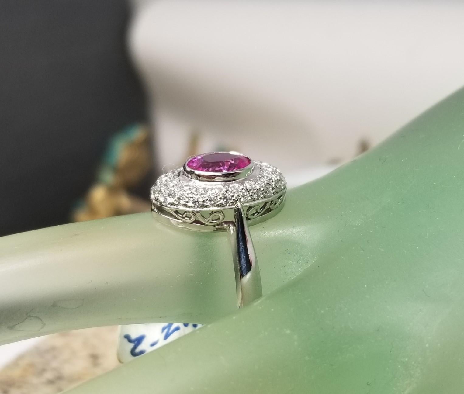 Anello in platino con zaffiro rosa ovale e pavé di diamanti in vendita 1