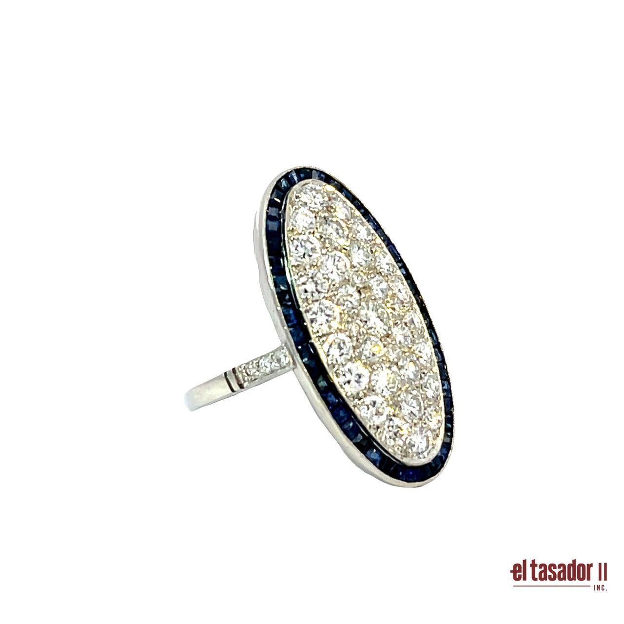 Questo raffinato anello ovale in platino è una testimonianza di raffinatezza senza tempo. Il suo design allungato mette in mostra una superficie abbagliante ornata da diamanti a taglio brillante per un totale di 2,17 carati, che irradiano una