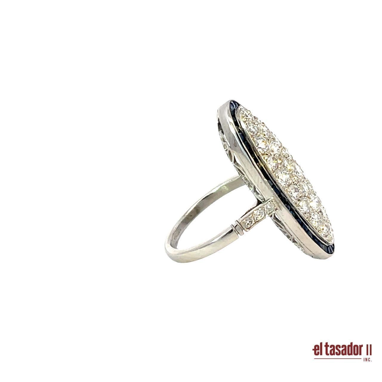 Art Déco Anello ovale in platino con 2,17 carati di diamanti e 1,59 carati di zaffiri taglio Carré in vendita