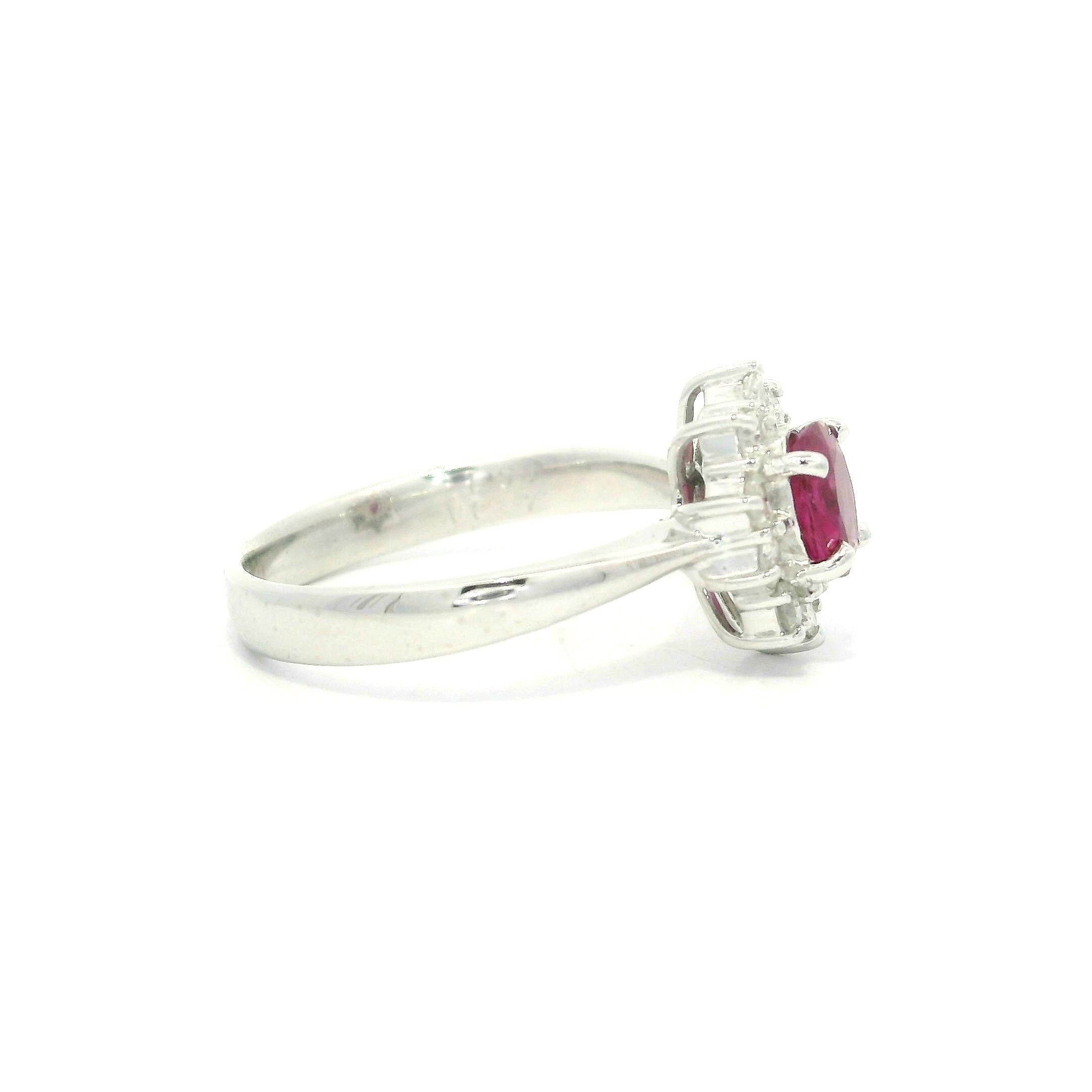 Anello da cocktail in platino con rubino ovale e diamanti a raggiera in vendita 5