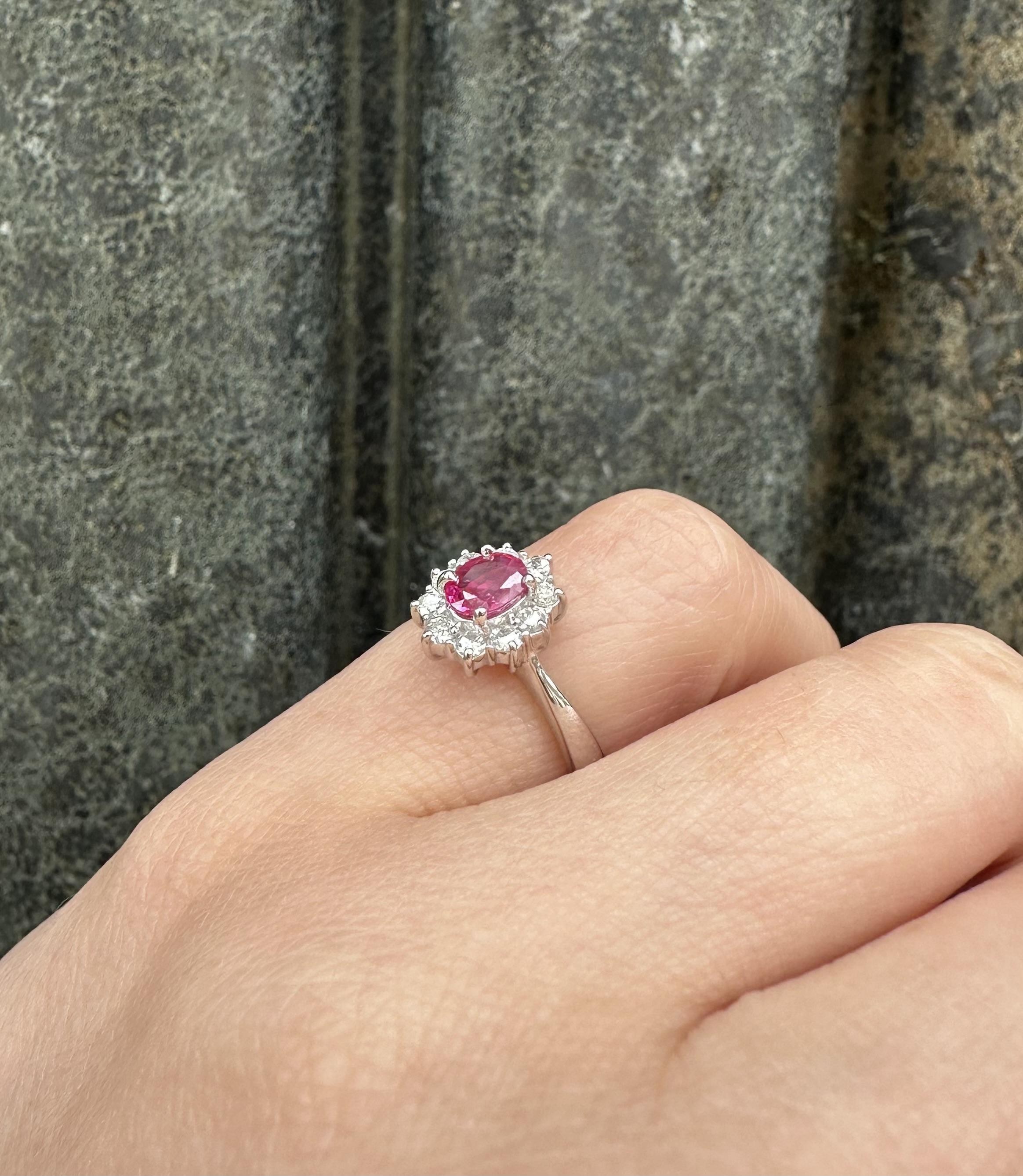 Anello da cocktail in platino con rubino ovale e diamanti a raggiera in vendita 6