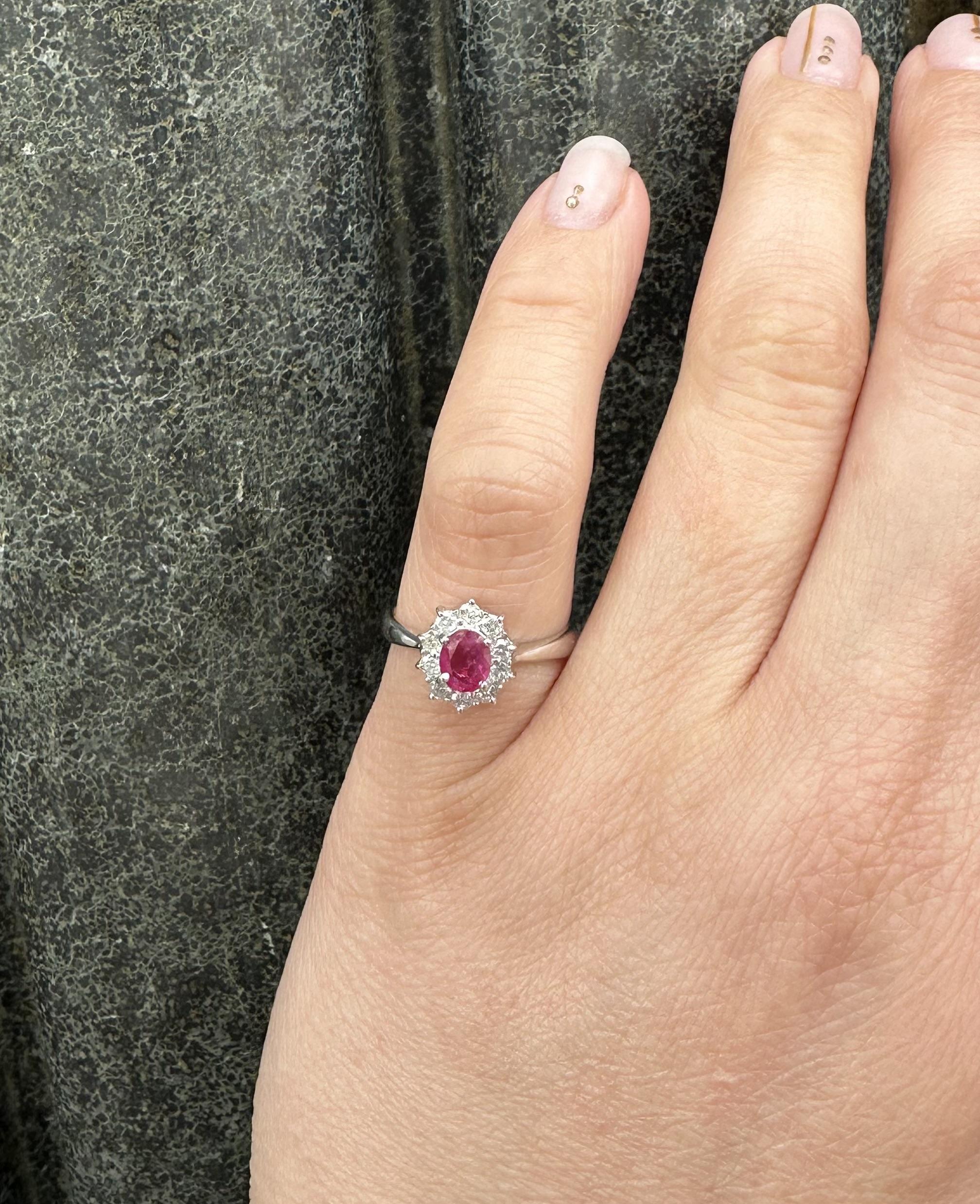 Anello da cocktail in platino con rubino ovale e diamanti a raggiera In condizioni ottime in vendita a Montclair, NJ
