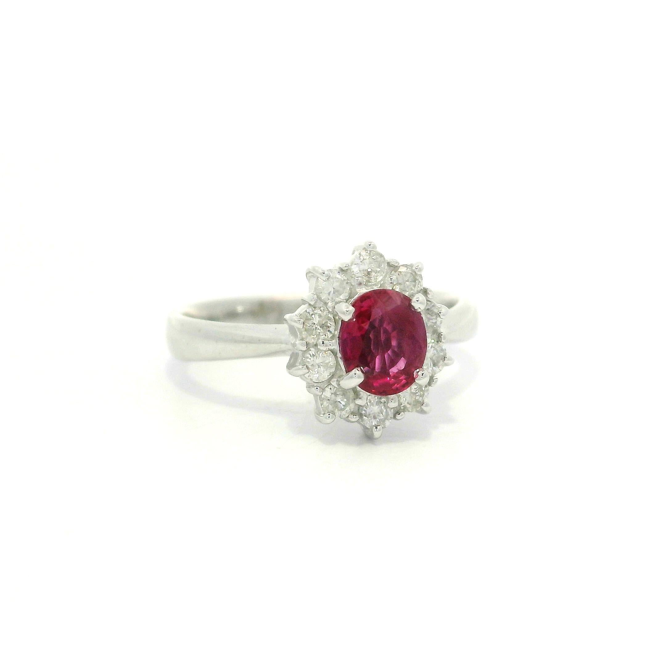Anello da cocktail in platino con rubino ovale e diamanti a raggiera in vendita 1