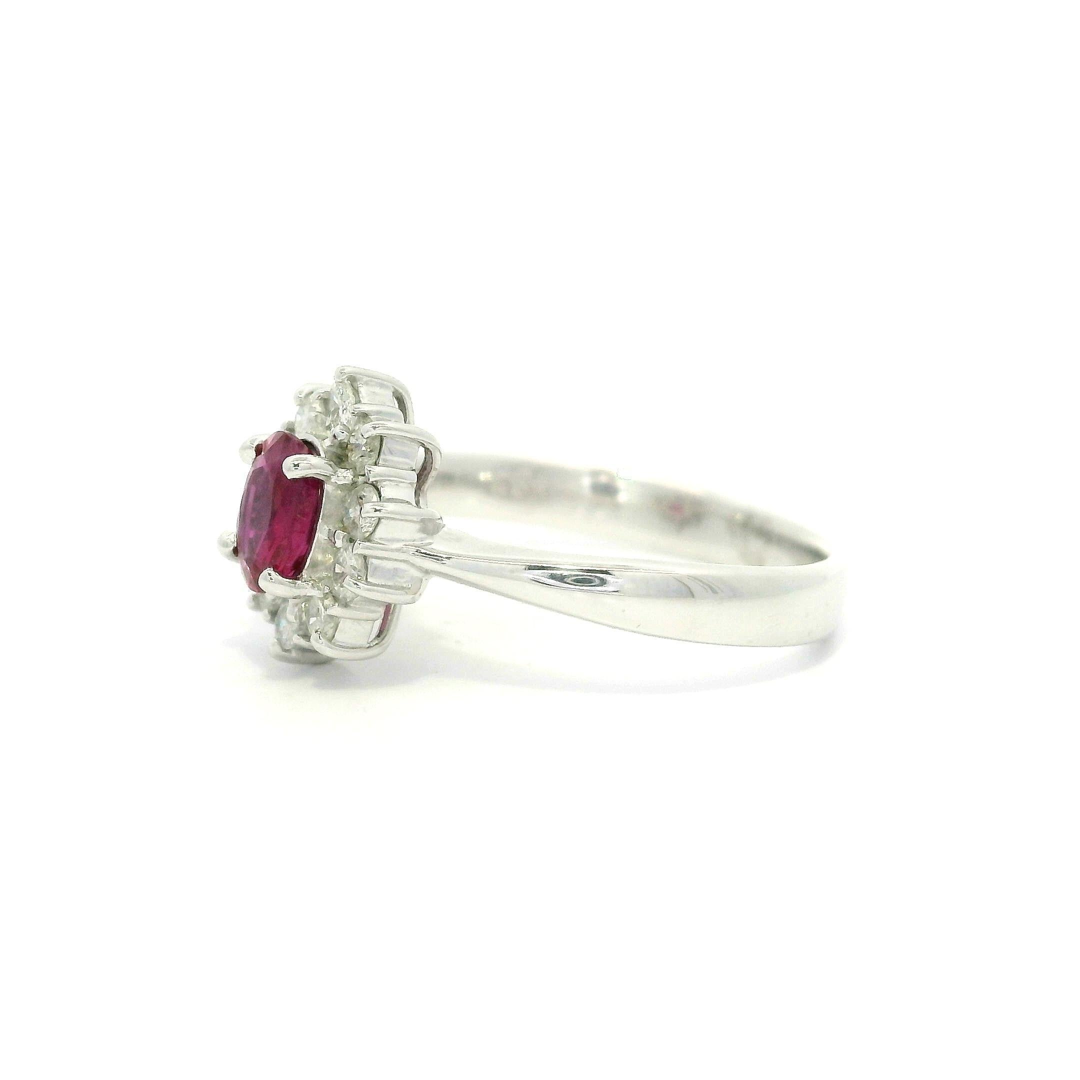 Anello da cocktail in platino con rubino ovale e diamanti a raggiera in vendita 3