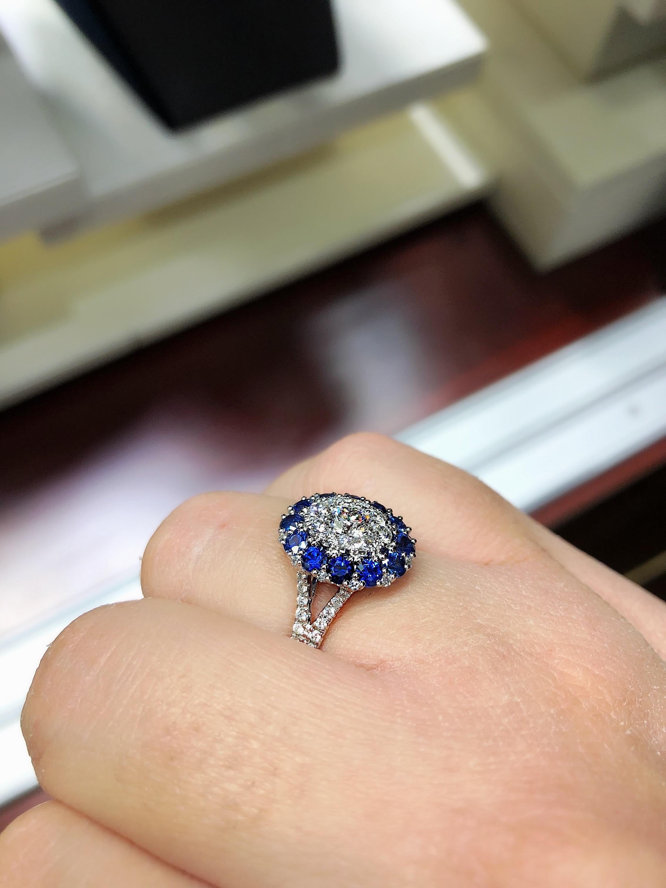 Platinum 'PT950' Oval Shape Split Band Ring with Blue Sapphires and Diamonds In New Condition For Sale In Antwerpen, BE