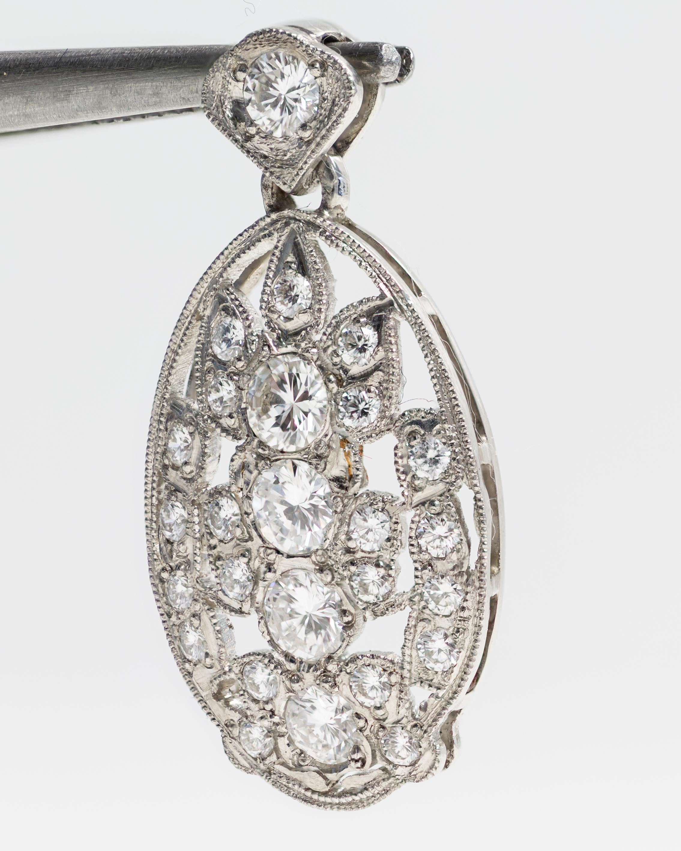 Informations de base
NB00035
Métal Platine
Forme du pendentif Ovale
15mm de largeur
30mm Longueur 
4.6 grammes
Total des diamants 1,51ct 
Forme ronde G - H Couleur, Clarté VS2 - SI1
